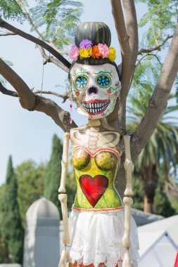 Ekranda iskelet heykel