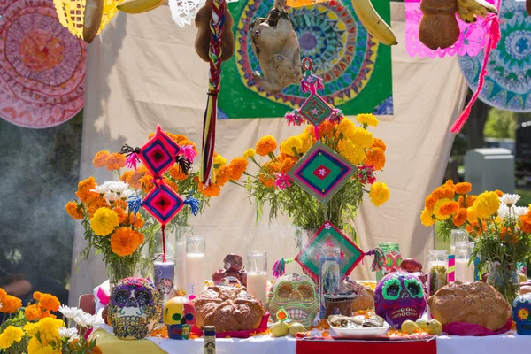 Traditionelle mexikanische Altarinstallation. — Stockfoto