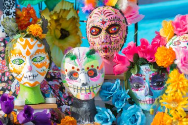 Ekranda renkli maskeleri