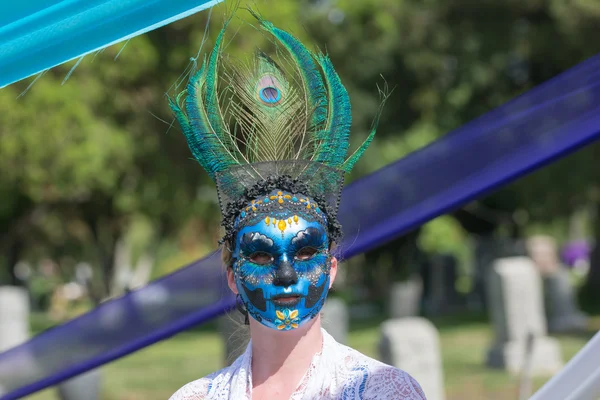 Vrouw met kleurrijke sieraad op het hoofd en suiker schedel — Stockfoto