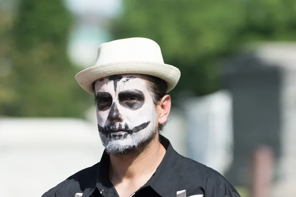 Man with sugar skull — Stock Photo, Image