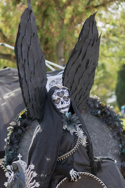 Desconhecido com traje de anjo preto — Fotografia de Stock