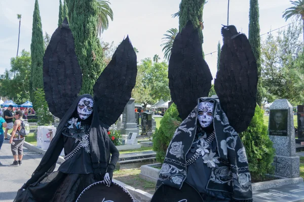 Pessoas desconhecidas com traje de anjo preto — Fotografia de Stock