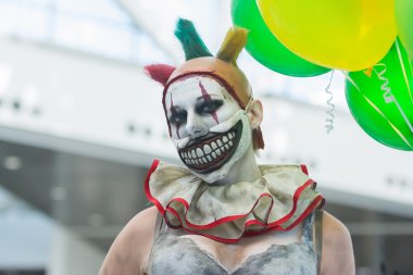 Cosplay kadın ekranda