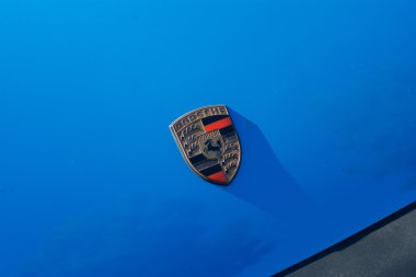 Porsche amblemi ekranda