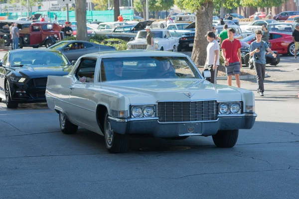 Cadillac Deville στην οθόνη — Φωτογραφία Αρχείου