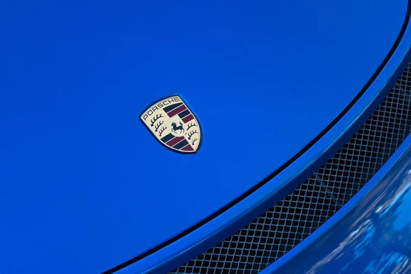 Porsche emblema em exposição — Fotografia de Stock