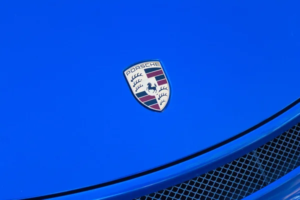 Porsche emblema em exposição — Fotografia de Stock