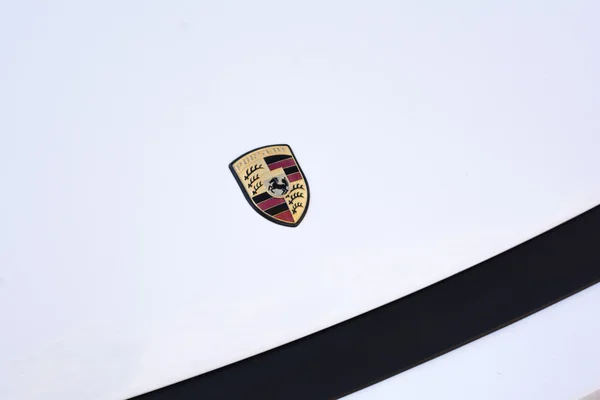Porsche емблема на дисплеї — стокове фото