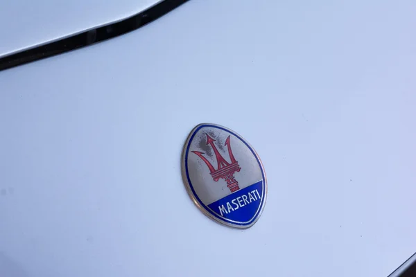 Maserati-Emblem zur Schau gestellt — Stockfoto