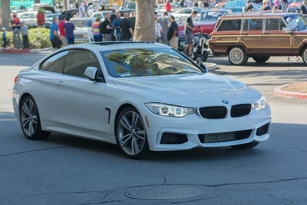 BMW M4 na wyświetlaczu — Zdjęcie stockowe