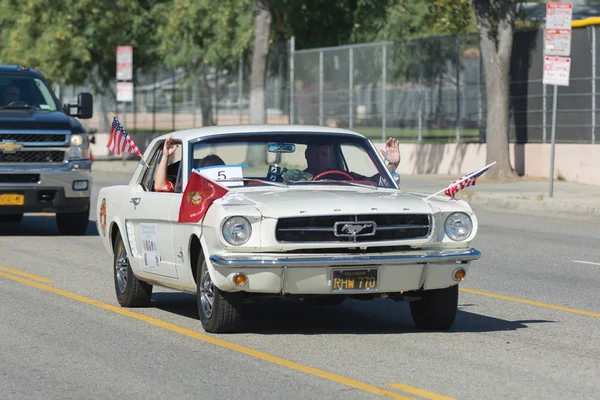 Ford Mustang clássico com veteranos — Fotografia de Stock