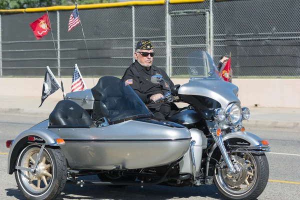 Veteran driver en motorcykel — Stockfoto