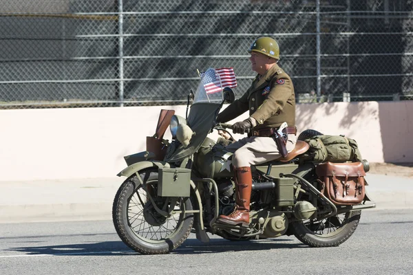 Veteran driver en motorcykel — Stockfoto