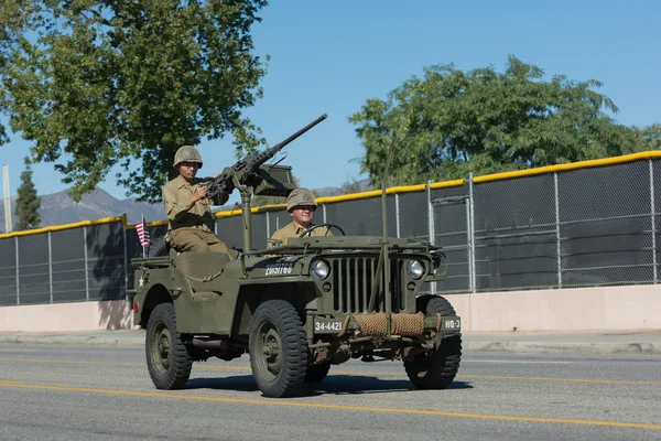 Militära fordon och veteraner — Stockfoto