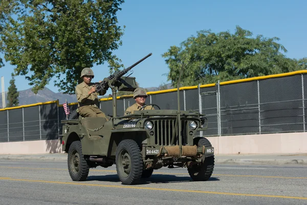 Veicolo militare e veterani — Foto Stock