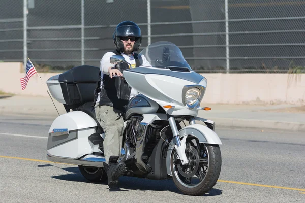 Un vétéran conduit une moto — Photo