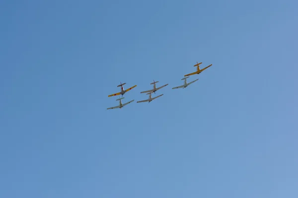 Aviões militares da Segunda Guerra Mundial voar — Fotografia de Stock