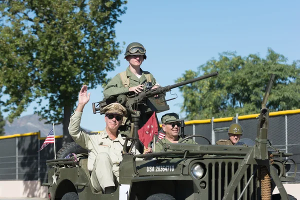 Militära fordon och veteraner — Stockfoto