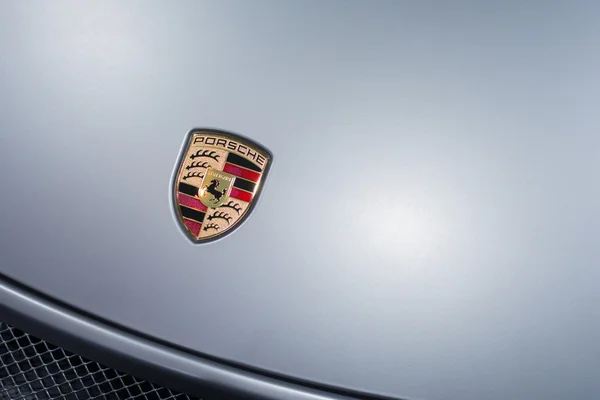 Porsche emblema em exposição — Fotografia de Stock