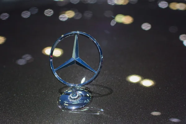 Mercedes-Benz emblema — Fotografia de Stock