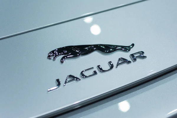 Jaguar емблема на дисплеї — стокове фото