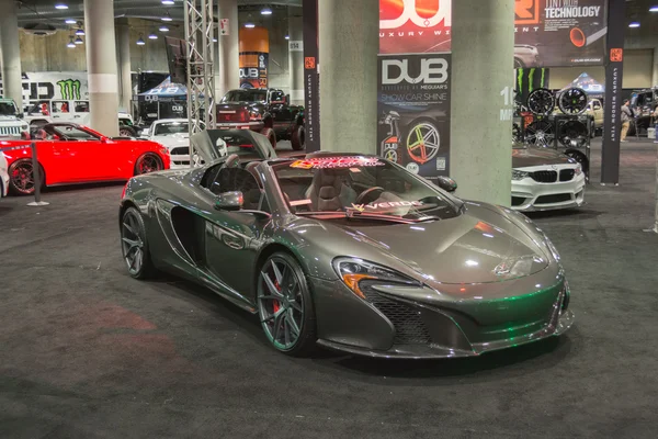 Mclaren p1 tuning auf dem display — Stockfoto