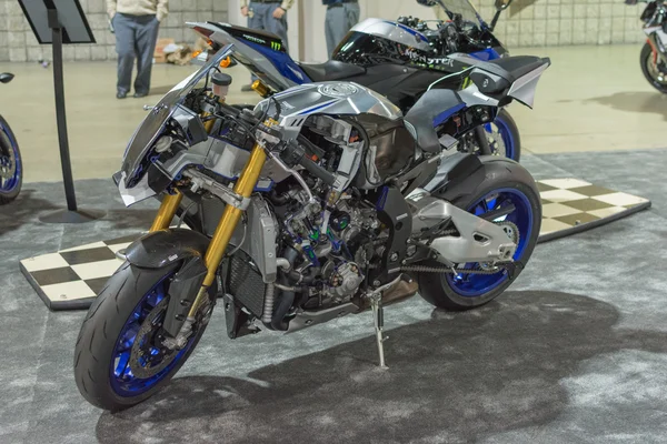 Yamaha motocicleta cortada ao meio — Fotografia de Stock