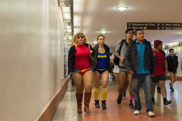 Mujeres en el metro sin pantalones — Foto de Stock