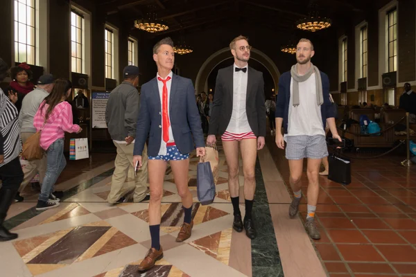 Hombres sin pantalones en el metro — Foto de Stock