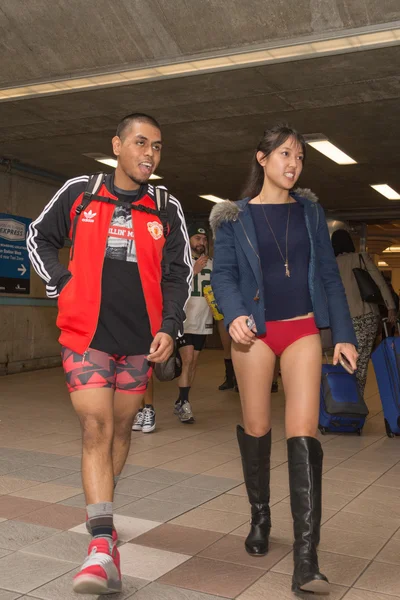 Pareja sin pantalones en el metro —  Fotos de Stock