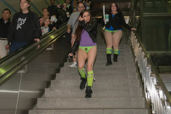 Nők a metrón nadrág nélkül — Stock Fotó