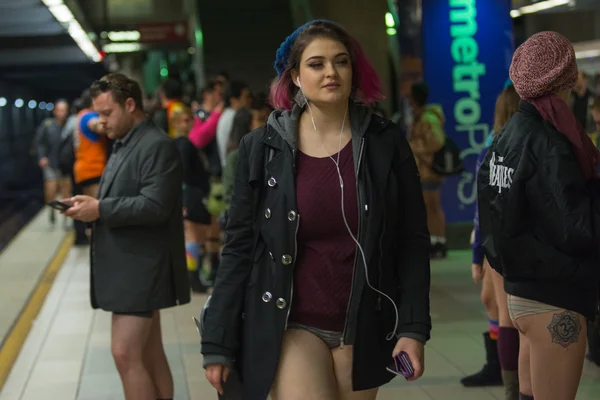 Женщина в метро без штанов — стоковое фото