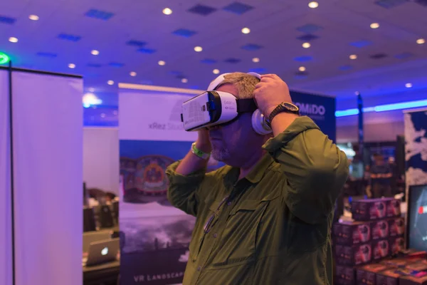 Hombre intenta realidad virtual Samsung Gear VR auriculares — Foto de Stock