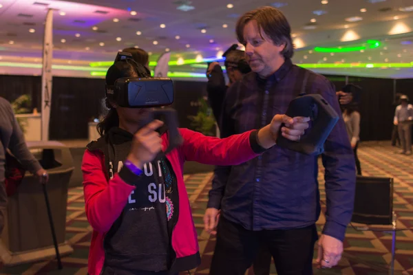 Woman tries virtual reality headset — Stockfoto