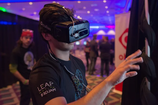 Man tries virtual Oculus Rift  reality headset — Stock Photo, Image