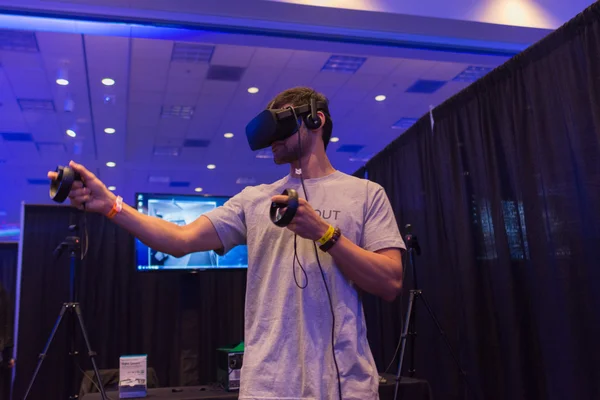 Man tries virtual reality headset and hand controls — Stock Fotó