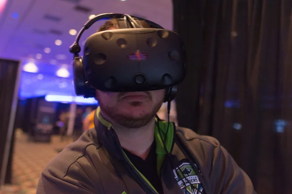 Man tries virtual reality headset — Stock Photo, Image