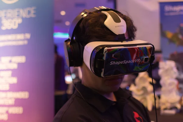 Man tries virtual reality Samsung Gear VR headset — Stock fotografie