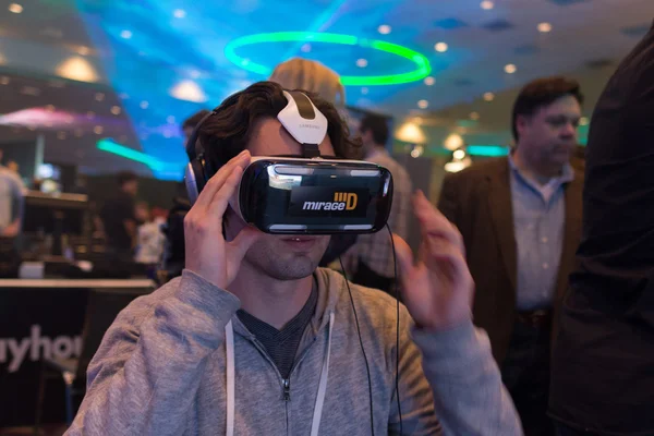 Man tries virtual reality Samsung Gear VR headset — Zdjęcie stockowe