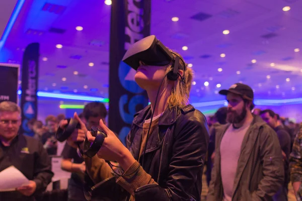 Woman tries virtual reality headset — 图库照片