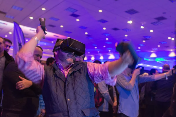 Man tries virtual reality headset and hand controls — 图库照片