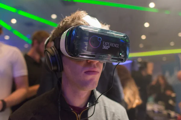 Man tries virtual reality Samsung Gear VR headset — Stock fotografie