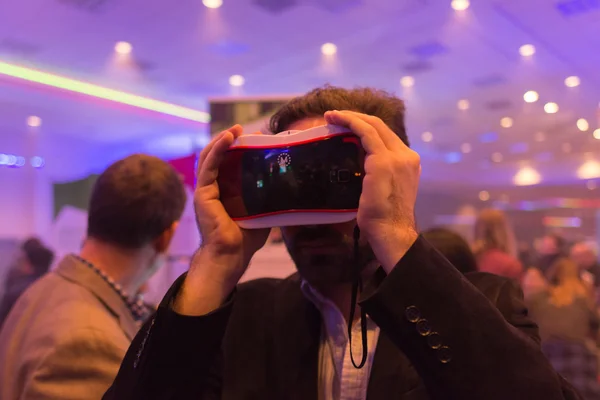 Man tries virtual reality headset — Stockfoto