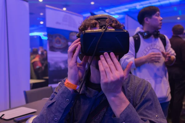 Man tries virtual reality headset — стокове фото