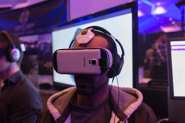 Man tries virtual reality Samsung Gear VR headset — Stock fotografie