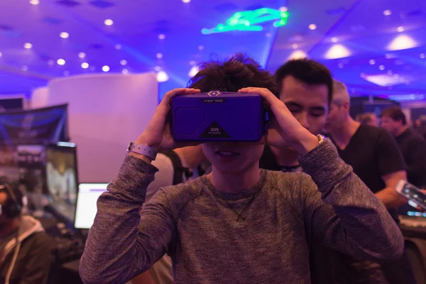 Man tries virtual reality headset — Stock fotografie