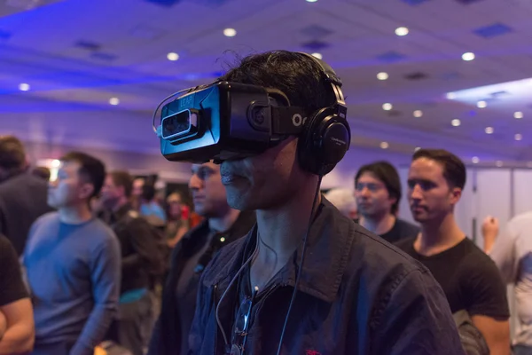 Человек пробует виртуальную гарнитуру реальности Oculus Rift — стоковое фото