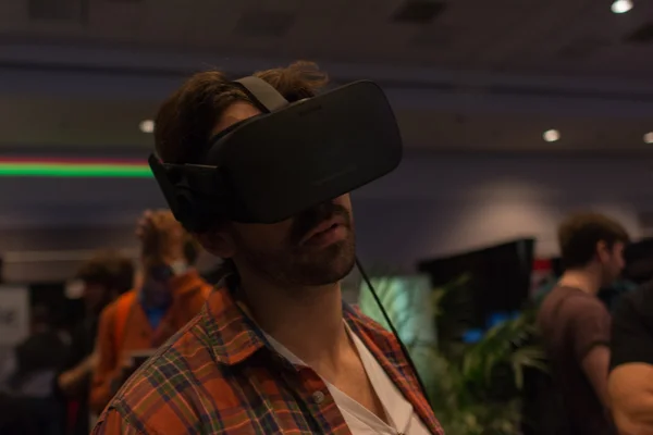 Man tries virtual reality headset — Zdjęcie stockowe