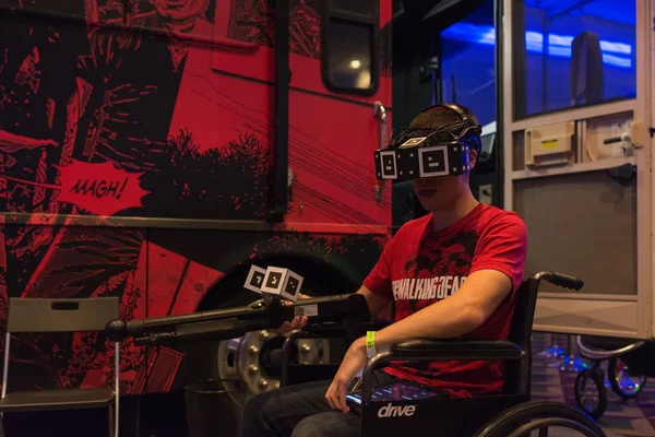 Man tries Overkills The Walking Dead VR-experience — Stock Photo, Image